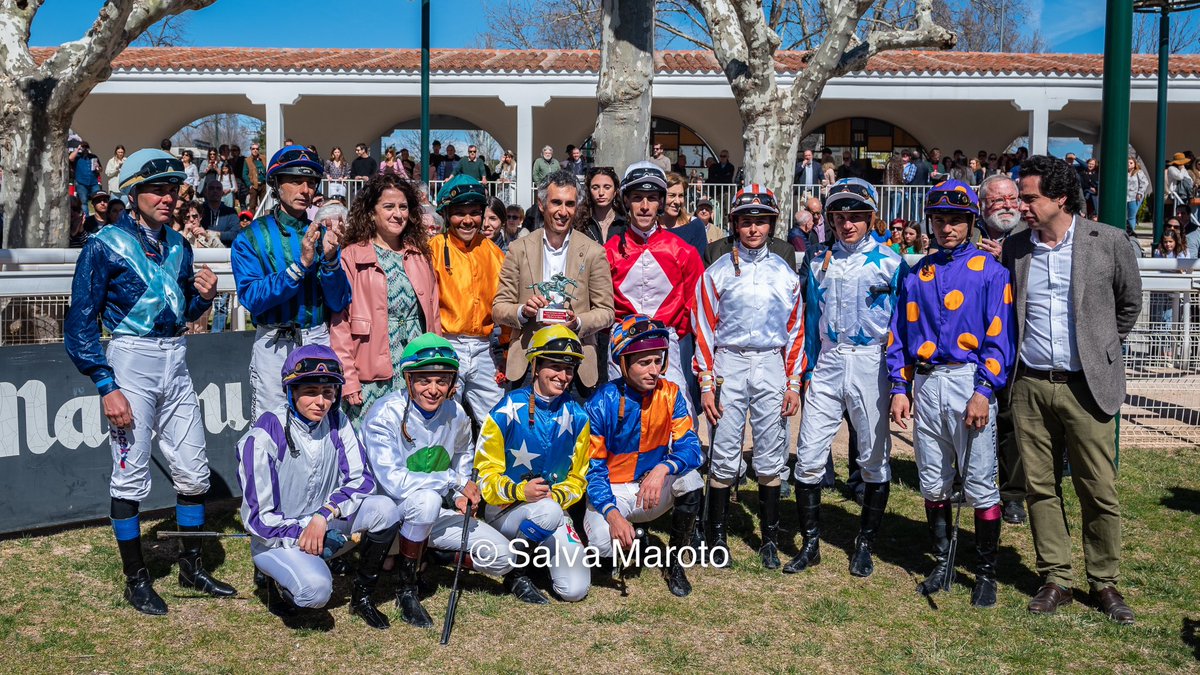SalvaMaroto3's tweet photo. Del homenaje que @HipodromoMadrid le hizo en el día de ayer a Jose Luis Martinez 🧙♂️, me quedo con 4 momentos que comparto con vosotros.
1️⃣ Arropado por sus compañeros
2️⃣ Rodeado por su familia
3️⃣ Felicitado por sus amigos
4️⃣ Ovacionado por su afición
#MagicMartinez https://t.co/dwbulkcAPS