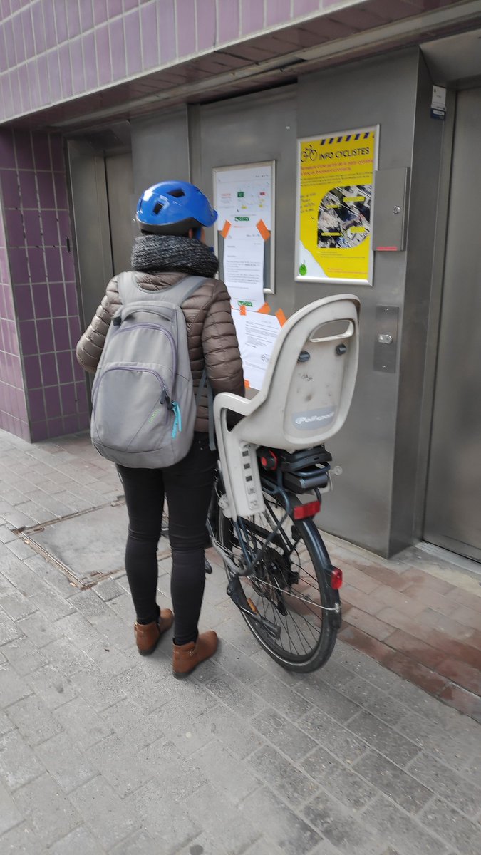 Nous échangeons avec cette dame, désemparée. Son vélo ne rentre pas dans l'ascenseur. Est ce bien sérieux <a href="/villedeputeaux/">Ville de Puteaux</a> il est impossible d'accéder à la dalle depuis les quais de Puteaux.