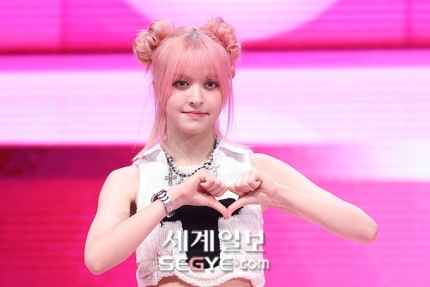 nmixx archive on Twitter: "#LILY 'expérgo' comeback showcase"