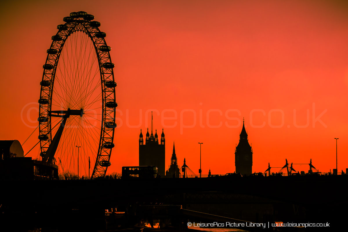 End of the day in London Town #sunset #redsky #colinmorganphotography #leisurepics #landscapephotography #London #londonprint #londonphotography #londoncity #londontown #londonlife #thisislondon #lovelondon #photooftheday #photosofbritain #visitbritain #londoneye #westminster