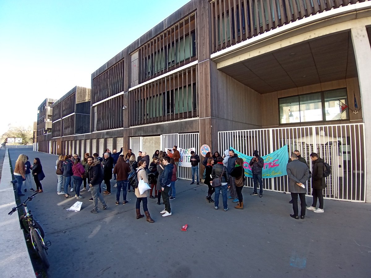so_cnt's tweet photo. Le 49.3 ça ne passe pas dans l'#education comme ailleurs ✊ Rassemblement devant le collège Rosa Parks #Marseille largement à l'arrêt ce matin contre la #ReformesDesRetraites avec le soutien de collègues mobilisés des écoles et établissements du 15eme ✊ https://t.co/F8Y1oM31iS