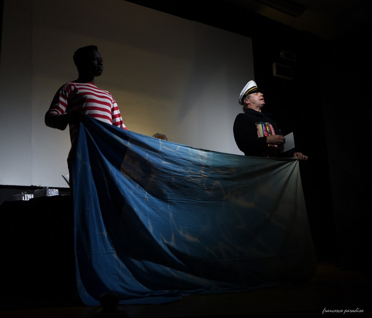 Giullare_Trani's tweet photo. Sabato scorso belle emozioni nel Teatro del Centro Jobel, ancora sold-out, per "L'Isola Nuova" del Teatro Delle Bambole. 

Il viaggio, la speranza, i pericoli, il naufragio, la perdita di tutto ma anche la meta, l'obiettivo raggiunto, l'approdo!
#festivalilgiullare #teatro #trani https://t.co/sJdupqFAUP