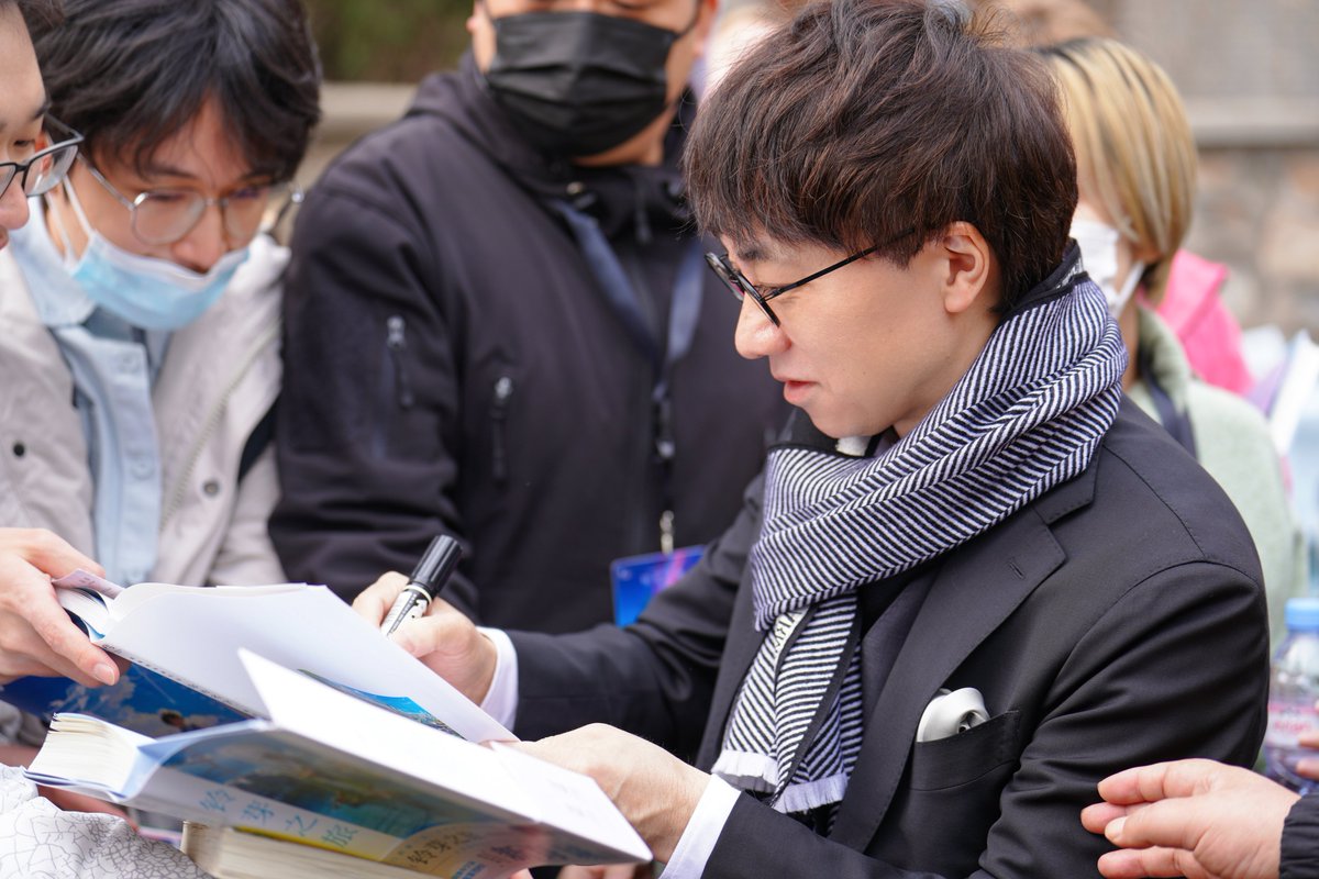 PKU1898's tweet photo. 🎞During the #premiere of #Suzume at #PKU, #Pekingers were granted an exceptional opportunity to interview director #MakotoShinkai. https://t.co/WLxRCa1AlS