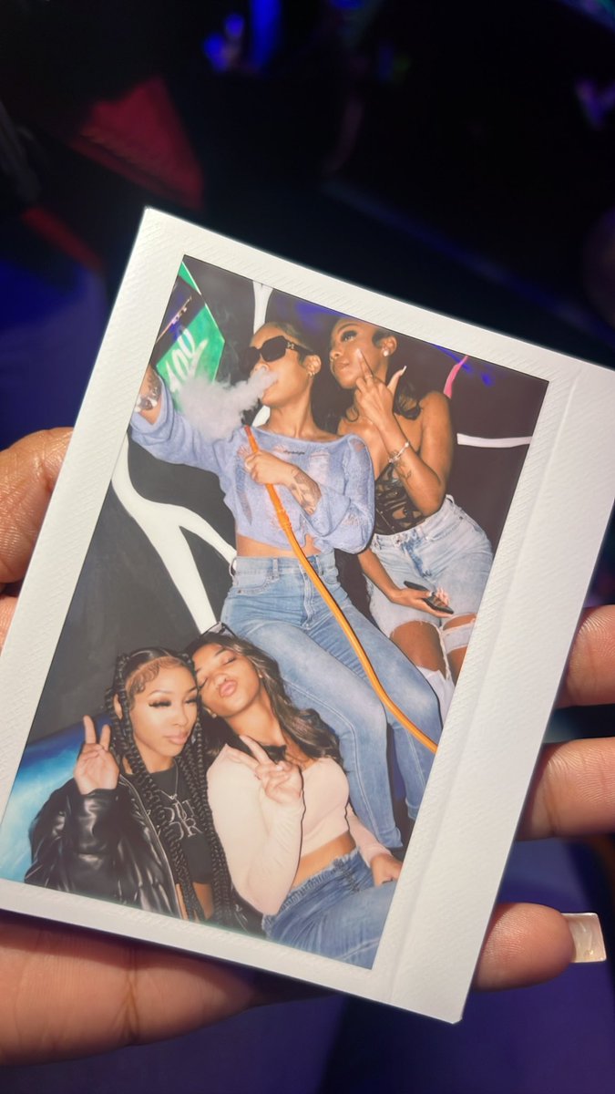 dayladejahnae's tweet photo. she a baddie w her baddie friends 😘 https://t.co/j9fUoHXqBN