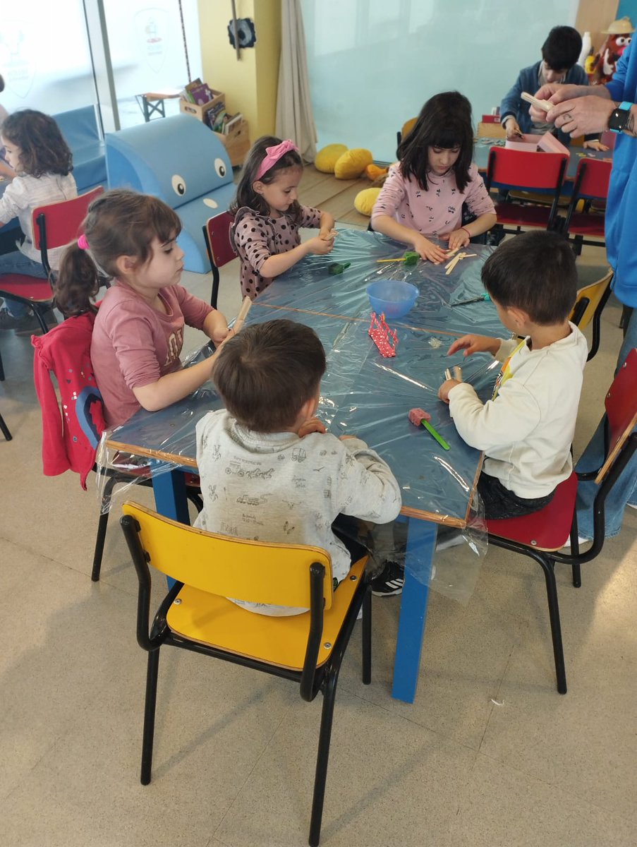 chiquihelios's tweet photo. TALLER DÍA DEL PADRE
Este domingo estuvimos afanosos en preparar el regalo a nuestro papá o "persona especial", un práctico servilletero o portapapeles. Cada uno puede darle el uso que más le guste. Nos han quedado genial. ¡Felicidades a todos! @cnhelios https://t.co/KjWlWohbVP