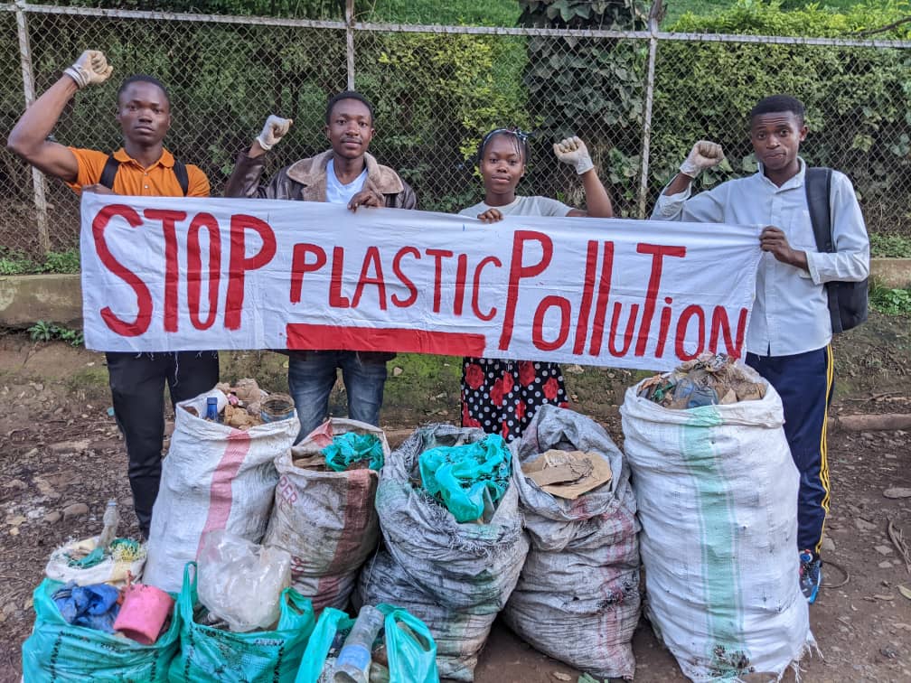 Plastic pollution kills the waters and it's biodiversity
Plastic pollution kills the soil and it's biodiversity 
#CongoSafi
#CleenUpWeekend
#Riseupmovement @RiseUpMovDRC @Guillaume0905Kl