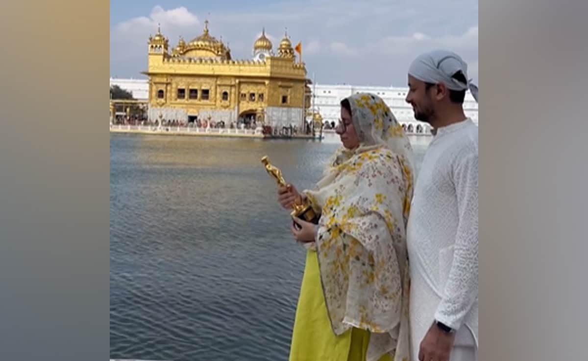 moviesndtv's tweet photo. Guneet Monga Visits Golden Temple After Oscar Win, Prepares Langar https://t.co/FgKZshahf8 https://t.co/FNo8xLJHeI