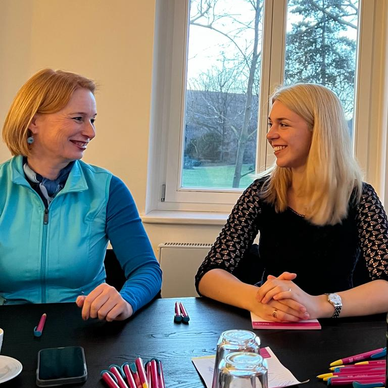 FDP_LSA's tweet photo. Der Landesverband Sachsen-Anhalt der Liberalen Frauen wählte auf seiner Mitgliederversammlung Lea-Charlotte Kus  zur neuen Vorsitzenden. Unterstützt wird sie von Sandra Dänekas und Jasmina Ritter.
Foto: @leacharlottekus (re.) mit @Katja_Raab, FNF-Regionalleiterin. https://t.co/KBXwiaaA60