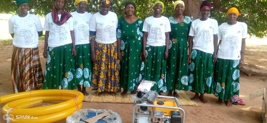 MVIWATA's tweet photo. Meet Jipemoyo, a women led group from Masasi in Mtwara region which through @FundAgroecology and @via_campesina has been supported with a machine for irrigation of group's horticultural projects. The group embarks on #agroecology 
#FoodSovereignityNOW #8M23 #PeasantWomenAreWomen https://t.co/IdYZWmUAQo