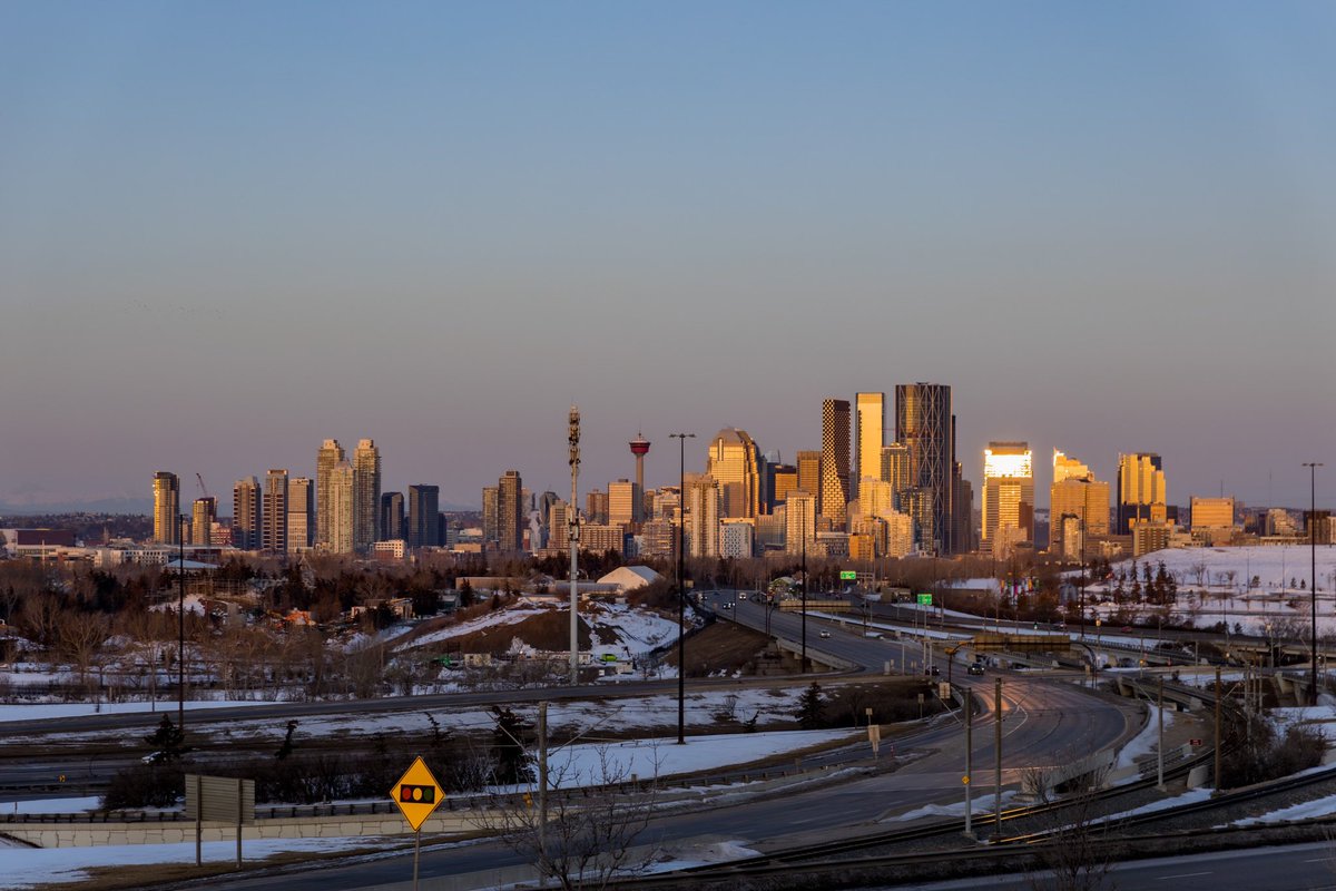 Downtown Calgary from Memorial Drive. Early morning captures. Waking up early is good idea to explore the world
#calgary #calgaryzoo #loveyyc #tourismcalgary #calgarytower #kananaskiscountry #explorealberta #cdntourism #canoncanada #tamroncanada #calgarytransit #sunrise #hellobc