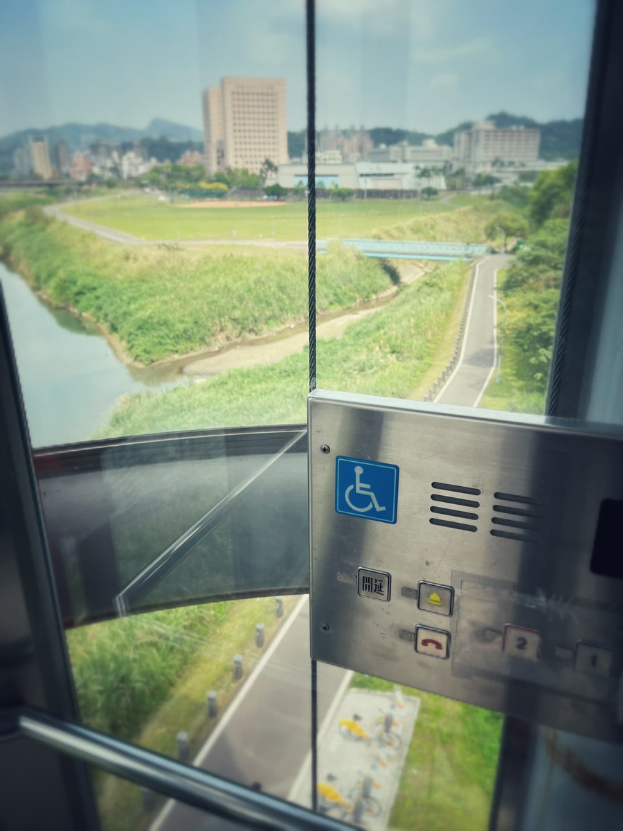vycweng's tweet image. Look on the bright side, you can briefly feel like a tourist in your own institution on your way to an adm meeting.

#GlassElevator by the riverside.
#水岸電梯