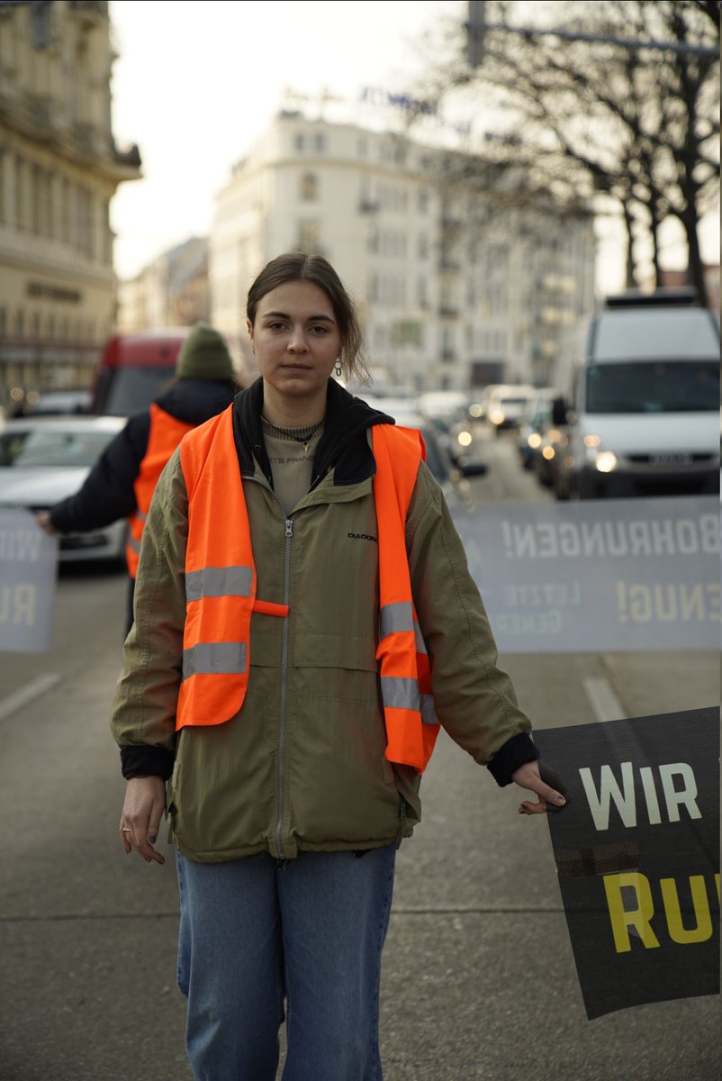✊friedlicher, ziviler Widerstand heute in 5 Städten✊

In #Graz und #Wien wandern wir wie 🐌🐌 durch die Stadt, in #Linz, #Innsbruck und #Villach setzten wir uns dem fossilen Alltag entgegen.

🤯Wir sind schokiert von #Nehammer|s Klimaleugner-Rede.

#LetzteGeneration #a22network
