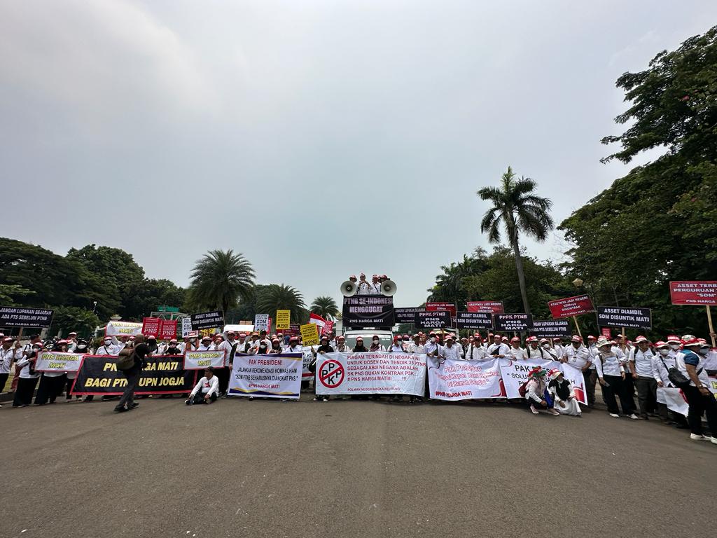 nestihapsari15's tweet photo. #35PTNBMenggugat
#PNSHargaMati
#jokowikemanasih https://t.co/8WObFvmyiH