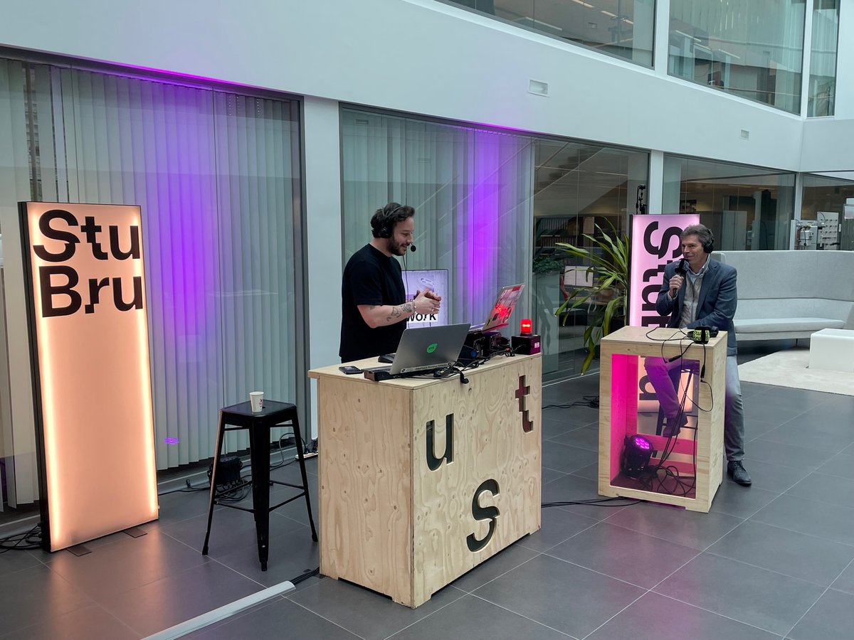 Fluvius_be's tweet photo. Leuk ontwaken op maandag! Vandaag kiezen onze collega’s een hele werkdag lang de plaatjes @stubru Een mooie kans om de collega’s @Fluvius_be beter te leren kennen. Volg het via https://t.co/jYhHf4QHJW #StuBruAtWork https://t.co/unbdZ2kn9O