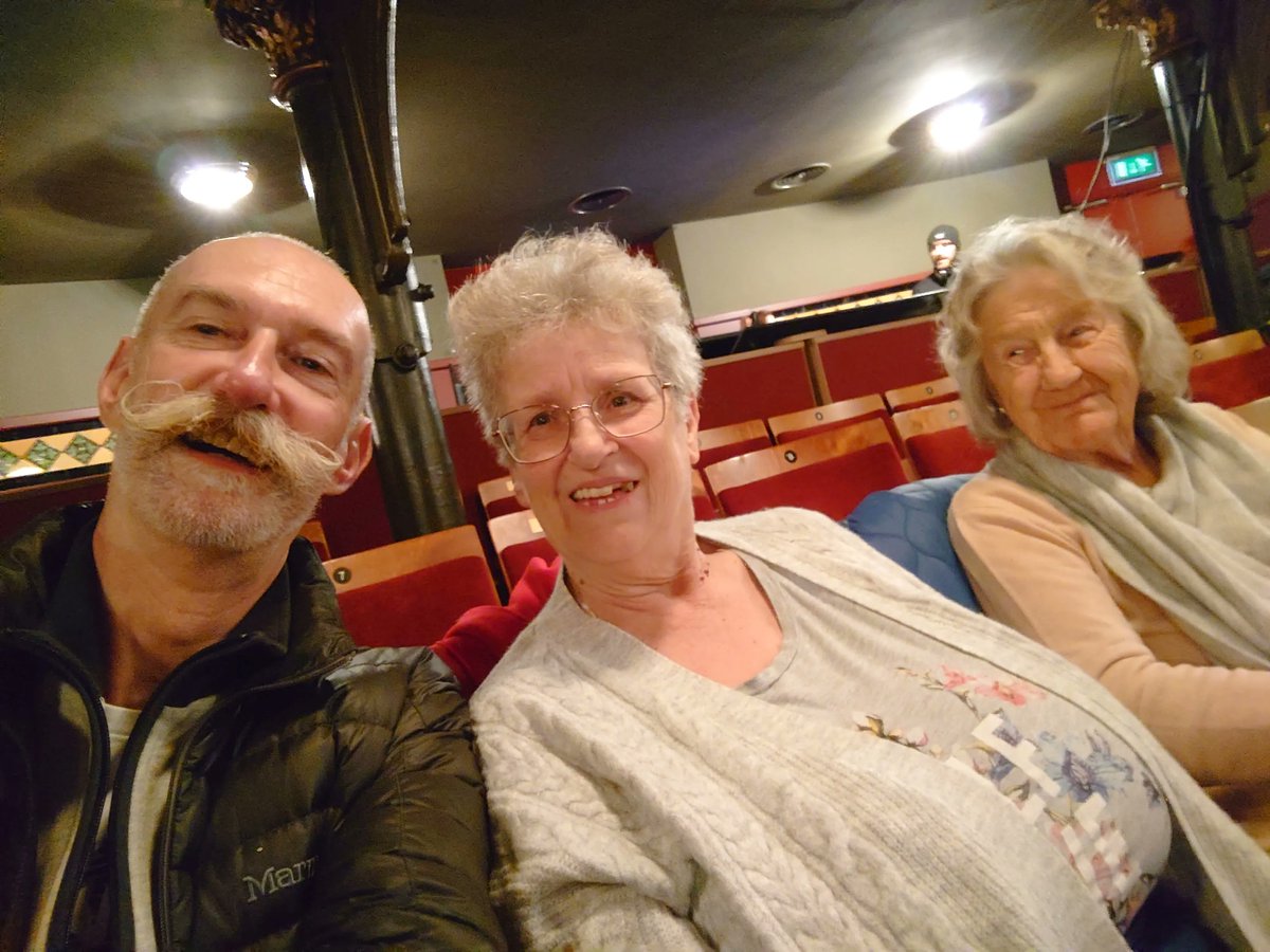 BSA_Leeds9's tweet image. 🎭🎭  Here are some photos of our lovely members who recently enjoyed a trip to the Grand Theatre to watch Opera North perform the beautiful Ariadne Auf Naxos. A fun time was had by all! 🎭🎭  #bsa #ls9 #operanorth #leedsgrand @LeedsTheatres @Opera_North