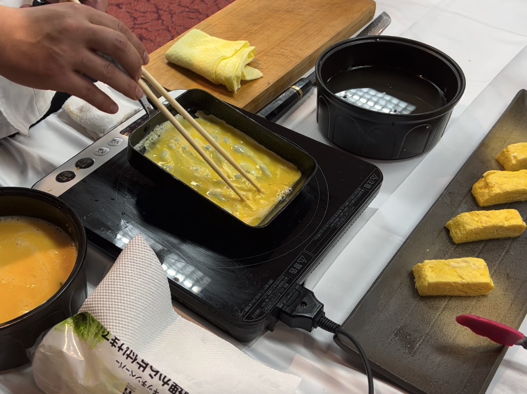 green_dining's tweet photo. "じゅわ〜"の音と共にいい匂いが〜！
和食のシェフが会場で作る卵焼き👨‍🍳
卵と出汁だけなのにふわふわでなんと味わい深い😊

お問い合わせはこちらから
https://t.co/I40A18OpoI

#出張料理
#シェフサービス
#懇親会
#社内イベント
#歓迎会
#料理空間
#ライブクッキング
#ケータリング
#GreenDining https://t.co/tOsZ03Fpw5