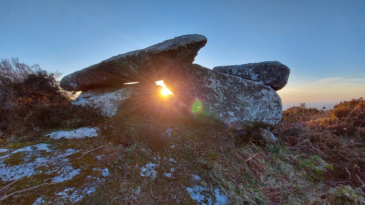 CarolynKennett's tweet photo. Happy Equinox all 🌸🌼 Loving how light the days are becoming and all the plants bursting into life. Rainy day here today: a photo of sunset at Little Galva framing stones equinox '21 #Cornwall #Equinox https://t.co/DKHEtReRFn