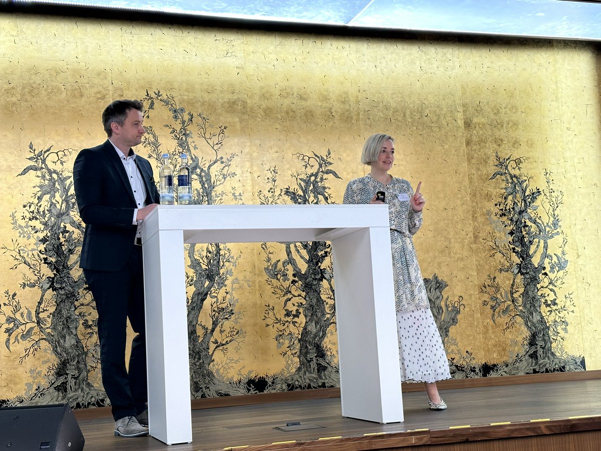ProfThun's tweet photo. Heute bei Smart Bridges mit meinen lieben ‚Digital Heros‘ @inga_bergen und @dmatusiewicz 
rede ich zu FHIR 🔥 im Gesundheitswesen. Ganz easy mit Chat GPT 🤖 https://t.co/AIUORBHjpd