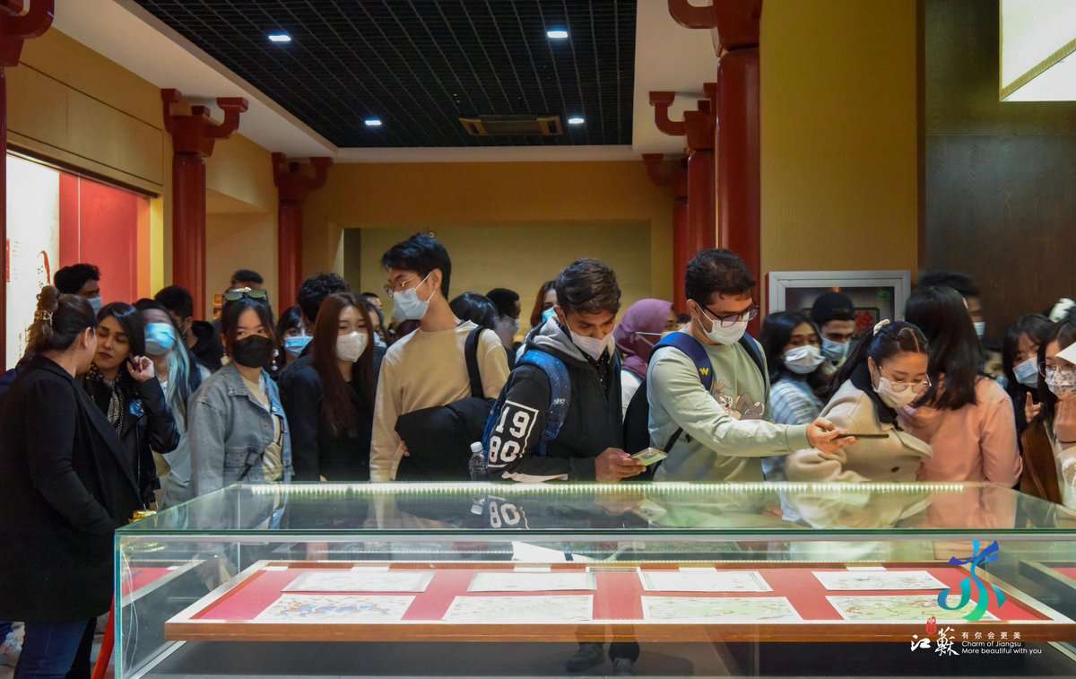 VisitJiangsu's tweet photo. #DiscoverJS Kown as "Oriental Soft Gold", Yunjin Brocade is famous for its intricate crafting and exquisite patterns. The Nanjing Yunjin Brocade Research Institute recently welcomed its first foreign tour group this year with about 200 visitors. #InsiderJS https://t.co/Zz3XCaYOKA