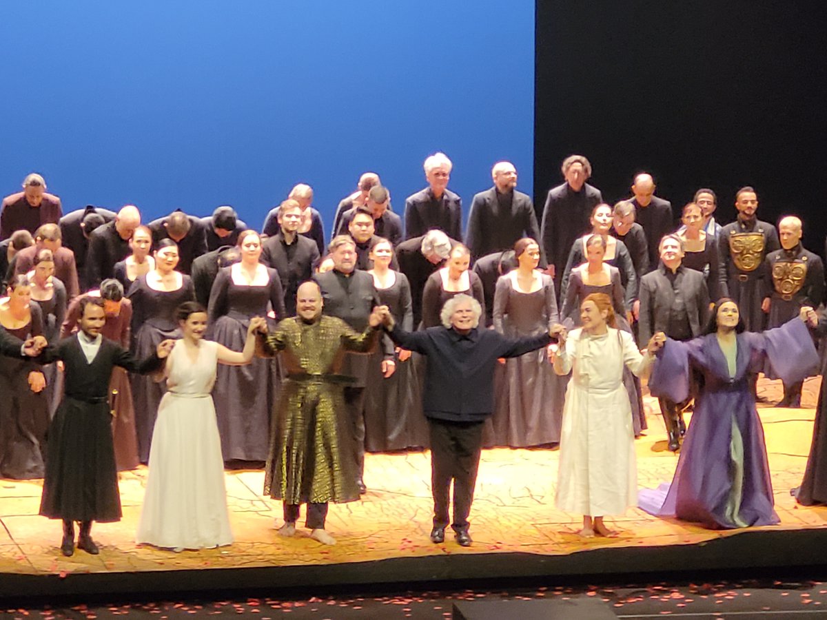 UEhrensberger's tweet photo. #Idomeneo #StaatsoperBln #SimonRattle streichelt die Musik zärtlich, dynamisch ausgefeilt, manchmal etwas manieriert. #MagdalenaKozena dominiert als hinreißender Idamante ein eher unausgeglichenes Sängerensemble. Klassisch-ästhetische Bebilderung von #DavidMcVicar. https://t.co/GvrKLyDzeL