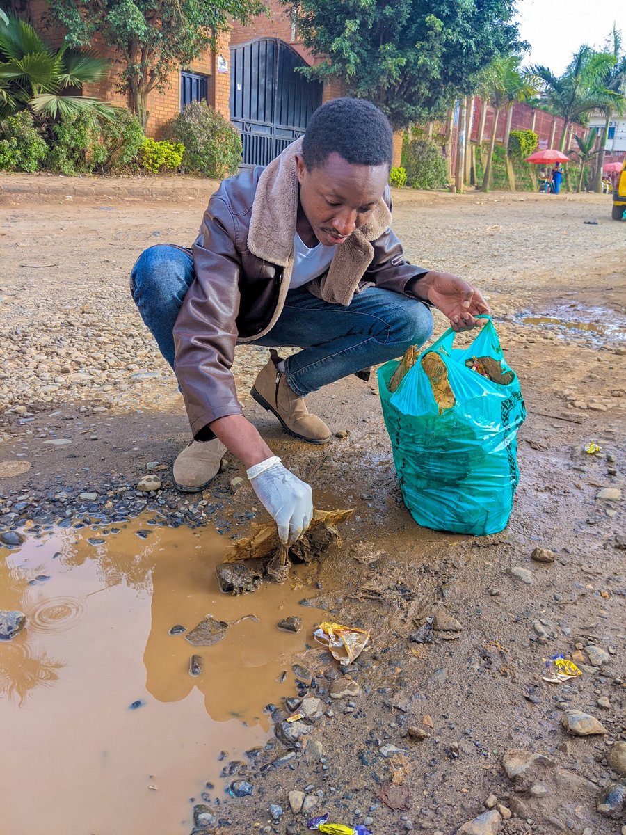 leon_mugisho's tweet photo. No action is too small to make a difference
#CongoSafi #CleenUpWeekend
#Riseupmovement
@vanessa_vash @Riseupmovt https://t.co/bpPNZWxnN3