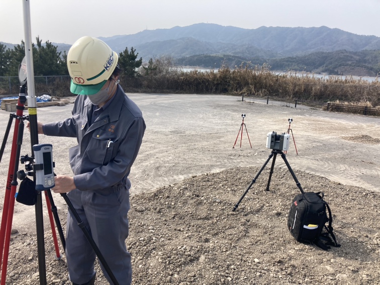 kanatsu_jyouhou's tweet image. おはようございます😊
仮置きしている残土をスキャン
ターゲットの配置は上に2本、下に4本
 ＃RTC360  をどこに置いてもターゲット移動することなく常に3本以上がスキャンに映り込むはず🧐
後はGNSSで座標値を取得して終了
＃TRENDPOINT でボリュームを出せばOK👌
ラクショ～ンだいまお～♪👋(おいっ)