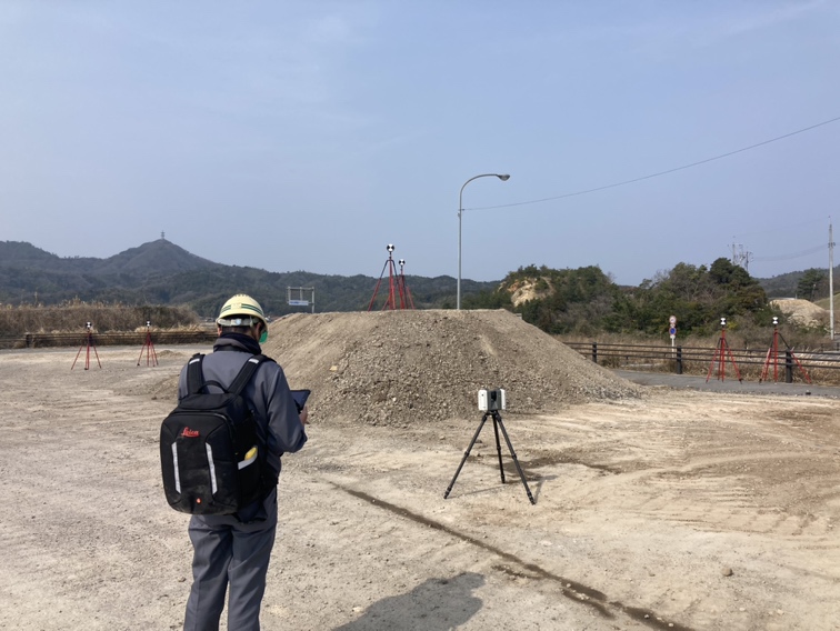 kanatsu_jyouhou's tweet image. おはようございます😊
仮置きしている残土をスキャン
ターゲットの配置は上に2本、下に4本
 ＃RTC360  をどこに置いてもターゲット移動することなく常に3本以上がスキャンに映り込むはず🧐
後はGNSSで座標値を取得して終了
＃TRENDPOINT でボリュームを出せばOK👌
ラクショ～ンだいまお～♪👋(おいっ)