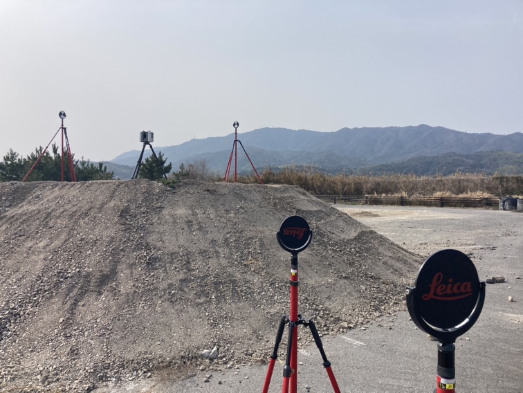 kanatsu_jyouhou's tweet image. おはようございます😊
仮置きしている残土をスキャン
ターゲットの配置は上に2本、下に4本
 ＃RTC360  をどこに置いてもターゲット移動することなく常に3本以上がスキャンに映り込むはず🧐
後はGNSSで座標値を取得して終了
＃TRENDPOINT でボリュームを出せばOK👌
ラクショ～ンだいまお～♪👋(おいっ)