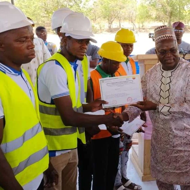 KouaroYves's tweet photo. J'ai présidé ce vendredi 17 mars au Lycée Technique Professionnel d'INA à #Bembèrèkè la cérémonie officielle de remise d'attestation aux 80 Jeunes soudeurs et électriciens formés dans le cadre du programme «Cultiver des talents» pour la construction du Pipeline Export Niger-Bénin https://t.co/tgbaOJKhY7
