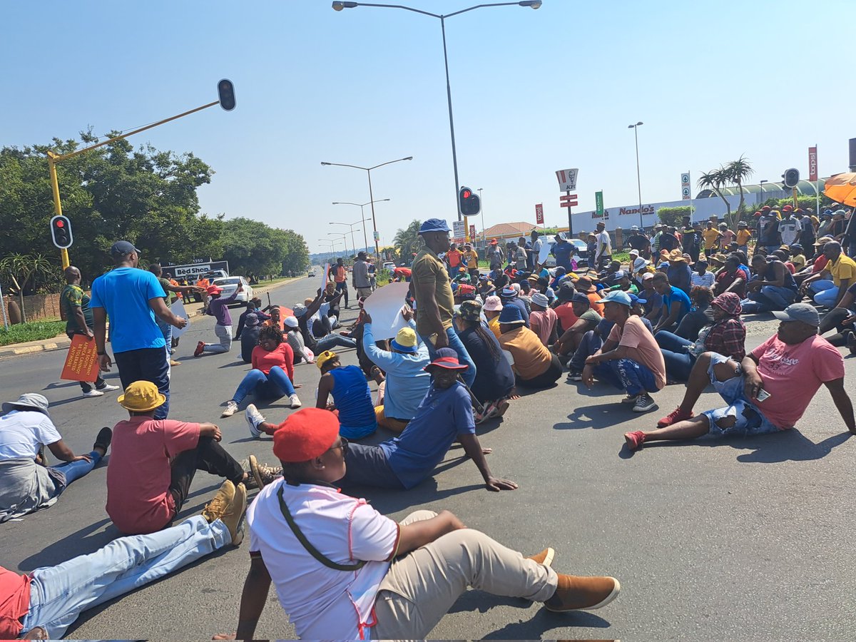 EFFGautengProv's tweet photo. 🚨 Happening Now 🚨

The streets of Kempton Park are occupied. No amount of police and private security shall stop the people. 
We demand an end to load shedding NOW. #RamaphosaMustGo NOW.
#NationalShutdown https://t.co/Ff2jvnKicy