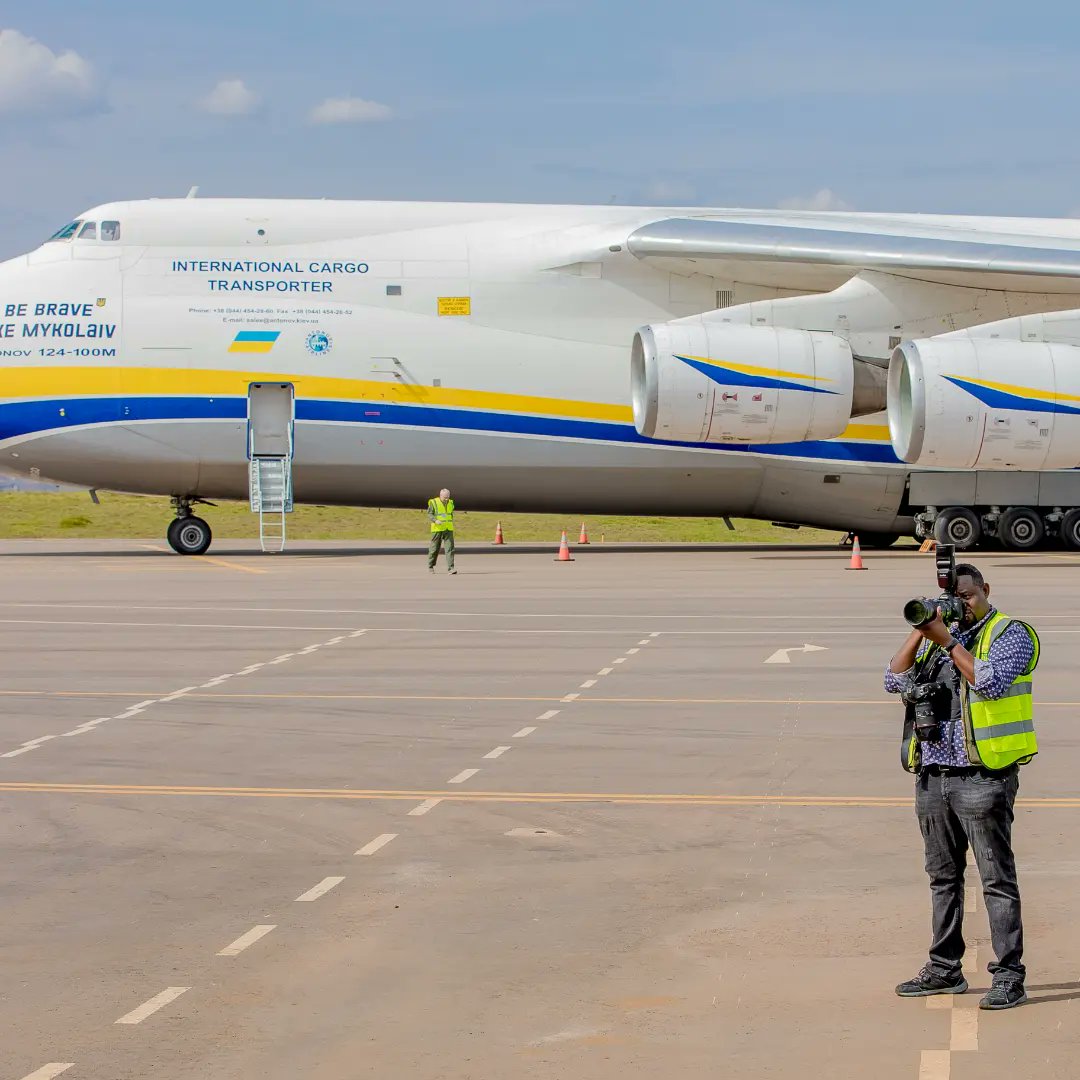 CyrilNdegeya's tweet photo. An incredible plane spotting moment! face to face with the mighty #AN124 at Kigali Intrl Airport( one of the Top10 Best Airports in africa by the #SKYTRAX World Airport Award 2013)! #GroundTime
#Antonov124 #CargoOps #aavgeeks #RwandanAviator #Planespotting @AntonovCompany https://t.co/AGzA8xYWJQ