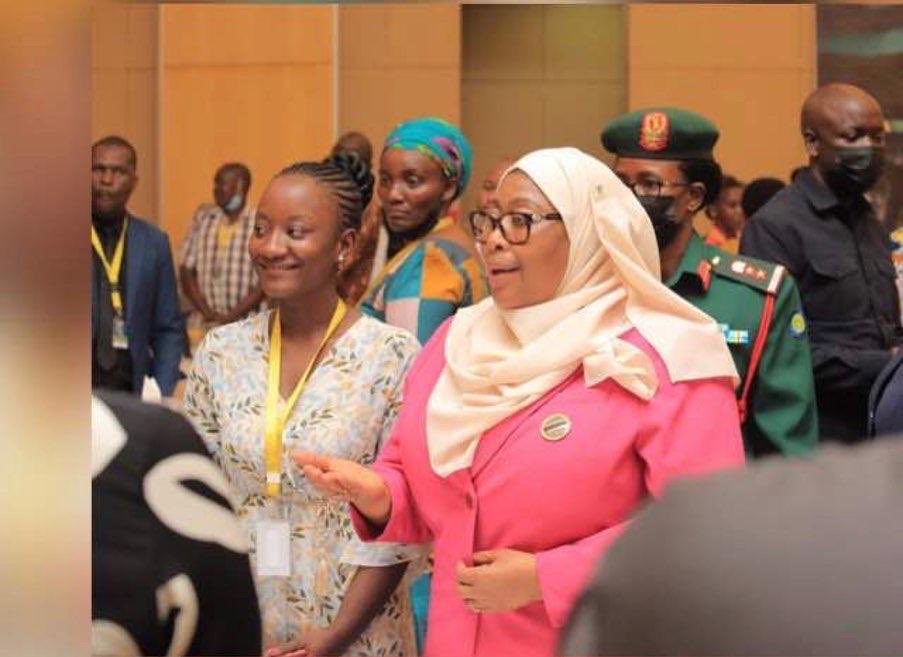 PKishamba's tweet image. Siku moja kwenye hafla IKULU Magogoni. Rais Samia akawasili kwenye meza yetu 

Rais Samia : “eeh na wewe unaitwa nani? 

Mimi: Mhe Rais mimi naitwa Prisca kishamba Mtangazaji wa vipindi vya michezo clouds Media na Sports lady wa nchi hii 😃