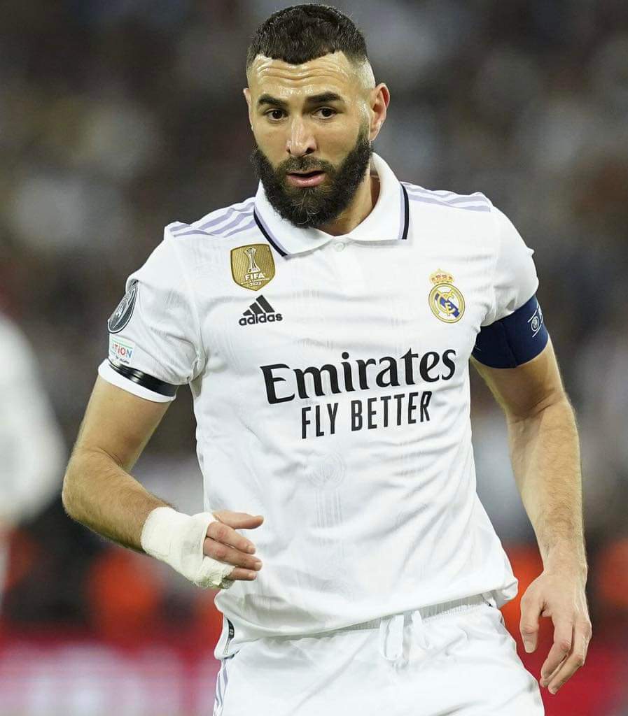 actu_football_f's tweet photo. 🚨 INCROYABLE 🚨

Le quotidien As a attribué la note de 0/10 à Karim Benzema pour sa prestation face au Barça ! 😳

#El_Classico https://t.co/duGUiui7Gp