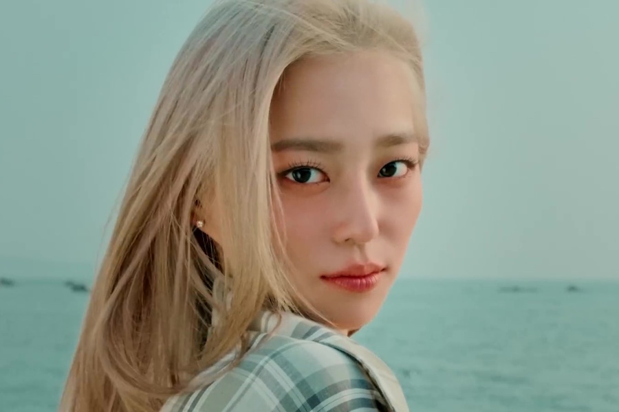 soompi's tweet image. WATCH: #CLC’s #Yeeun Discovers A “Strange Way To Love” In Dazzling Solo Debut MV
soompi.com/article/157338…