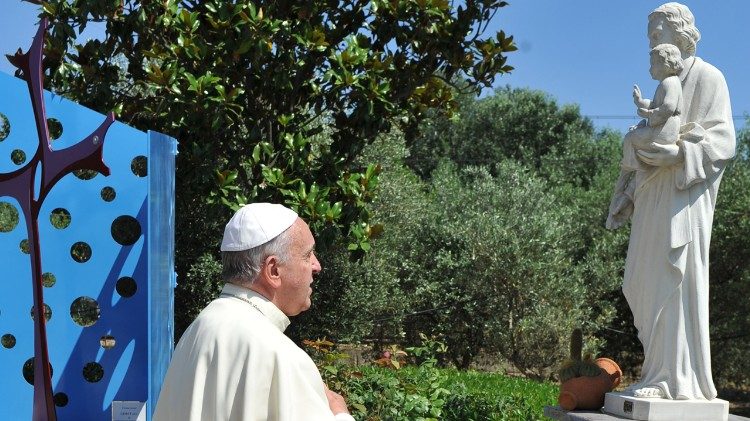 VaticanNews's tweet photo. Pope Francis' Gospel Reflections

"God's plans are not always clear; they require a great deal of trust that God wants only and always the good. And so we must do as St Joseph did: abandon ourselves to God to receive his messages." (23 December 2021)

https://t.co/dES4vHQKOR https://t.co/OsyO79RNTI