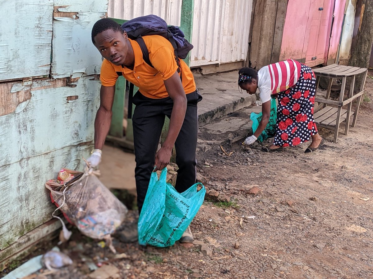 Living in a healthy environment is a human right. Collection of plastic waste in the streets, week 2. #CleenUpWeekend Because there is no Planet B. #CongoSafi #Riseupmovement @RiseUpMovDRC
