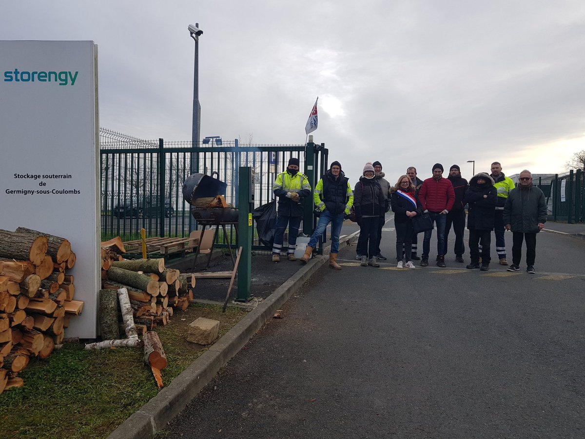 ErsiliaSoudais's tweet photo. Présente tôt ce matin au piquet de grève du site gazier de #Storengy à #GerminySousCoulomb, en #SeineEtMarne. Les salariés sont en reconductible depuis deux semaines pour protester contre la #ReformeDesRetraites et attendent le résultat de la #MotionDeCensureTransPartisane ✊ https://t.co/DlVIrwcrVO