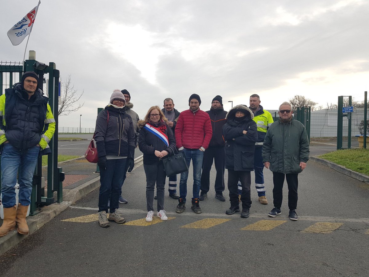 ErsiliaSoudais's tweet photo. Présente tôt ce matin au piquet de grève du site gazier de #Storengy à #GerminySousCoulomb, en #SeineEtMarne. Les salariés sont en reconductible depuis deux semaines pour protester contre la #ReformeDesRetraites et attendent le résultat de la #MotionDeCensureTransPartisane ✊ https://t.co/DlVIrwcrVO