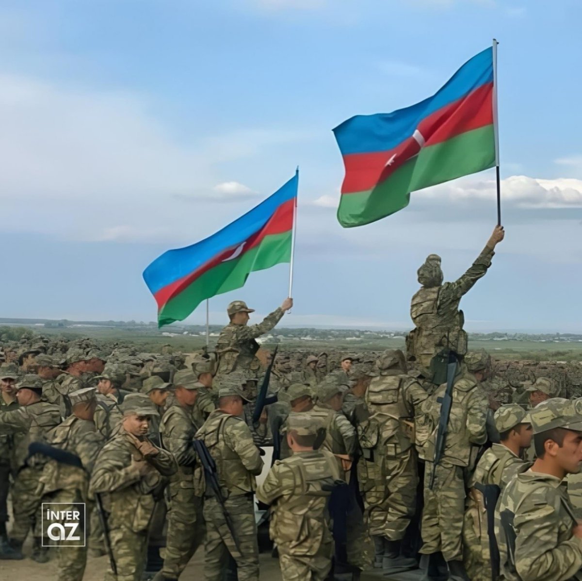 beyazid89's tweet photo. ❗️🇦🇿Səngərdə duran əsgərlərimiz bu şərəfli yolda başınız daima dik olsun! 
Sizinlə fəxr edirik, igidlər, bayramınız mübarək.!!!🙏🏻 https://t.co/xnVr6EVGTM