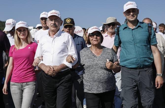 guncelodak's tweet photo. Çankaya Ahlatlıbel Parkı Düğün Salonu sahibi anlatıyor: “Kerem Bey’in düğününde Kemal Kılıçdaroğlu ve eşi Selvi Hanım ile tanıştık.Kerem bey bizim düğün salonumuzda evlendi.Küçük bir toprak parçası almışlar zamanında, onu sattılar. Ödeme ertesi güne sarktığı için de defalarca özür dilemişlerdi. Kerem Bey ile oturup konuşsanız şaşırırsınız. Bu aileyi uzaktan tanımak ve hizmet etmek bizim için çok büyük şanstı. Mütevazı bir lider.” @kilicdarogluk @herkesicinCHP