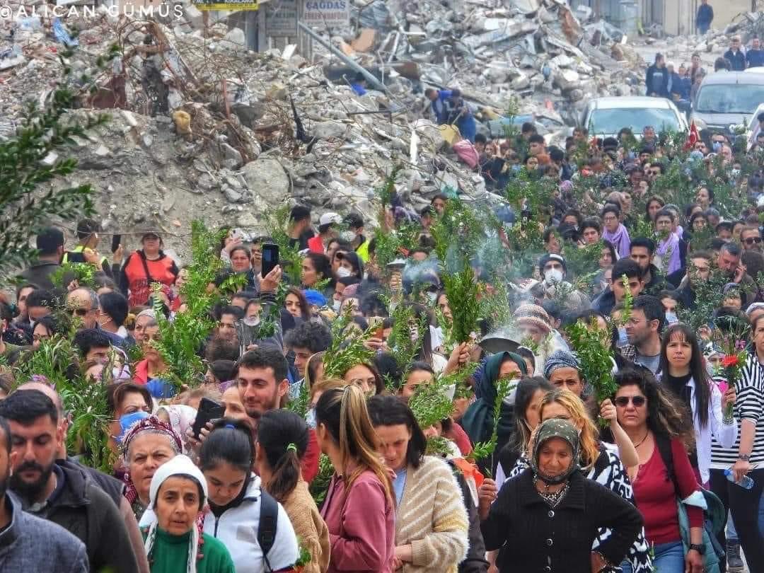 ahmetbilgin40's tweet photo. Siz, enkaz altında bıraktığınız canlarımızın ölüleri kokmasın diye kireç döktünüz!
Biz, can parçalarımızın bedenlerine reyhan serdik, bahur yaktık güzel koksunlar diye..
#Deprem #Canlarımız #Reyhan #Bahur #Defne #Samandağ #Antakya #Arsuz #İskenderun #Hatay https://t.co/8QmF1IoLFS