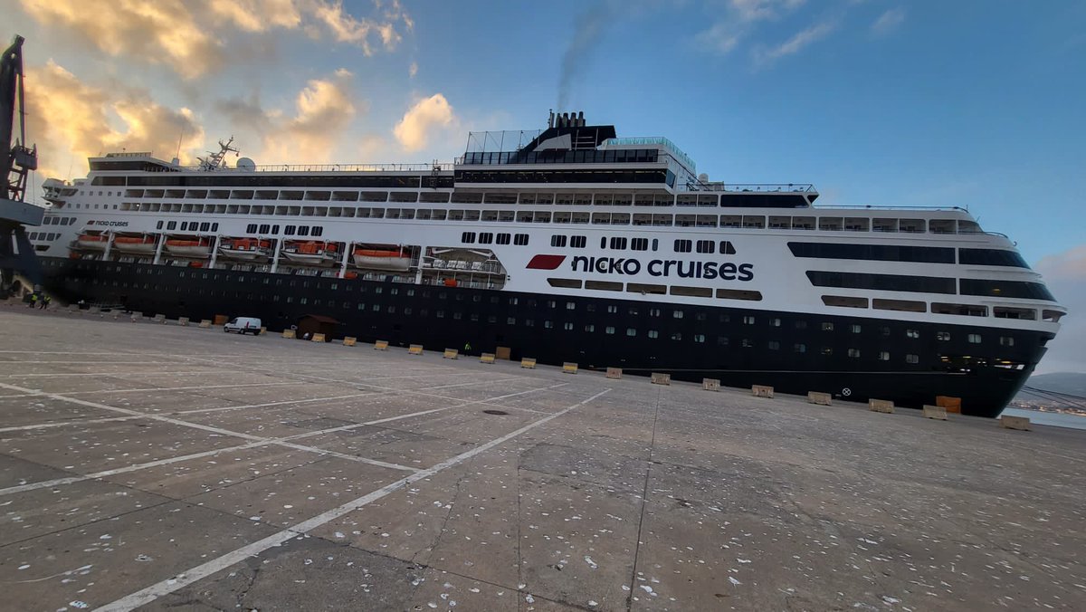 MelillaTurismo's tweet photo. ⛴⛴ Ya tenemos atracado en @puertodemelilla el Crucero Vasco da Gama de la compañía @NickoCruisesUK 

1000 pasajeros disfrutarán de #Melilla en el día de hoy

#turismo #cruises #nickocruises https://t.co/sDwzA9K8ds