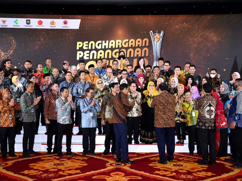 jokowi's tweet photo. Hari ini di Jakarta, saya menghadiri acara Penyerahan Penghargaan Penanganan Covid-19 seraya mengajak seluruh komponen bangsa untuk terus melanjutkan keberhasilan ini ke berbagai masalah kemanusiaan dan kebangsaan dan membangun Indonesia menjadi negara maju. https://t.co/RqERo1YqeD