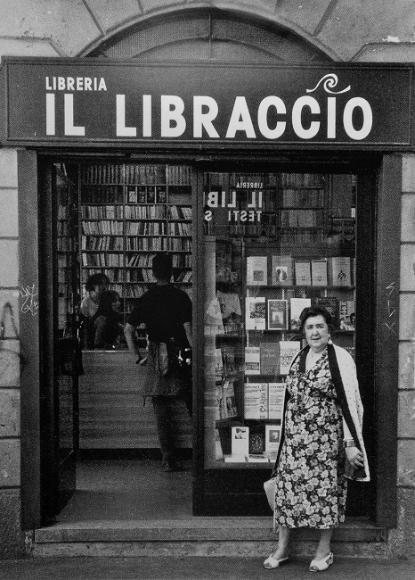 #FotodelGiorno: Alda Merini davanti alla libreria Il Libraccio dei Navigli a Milano.