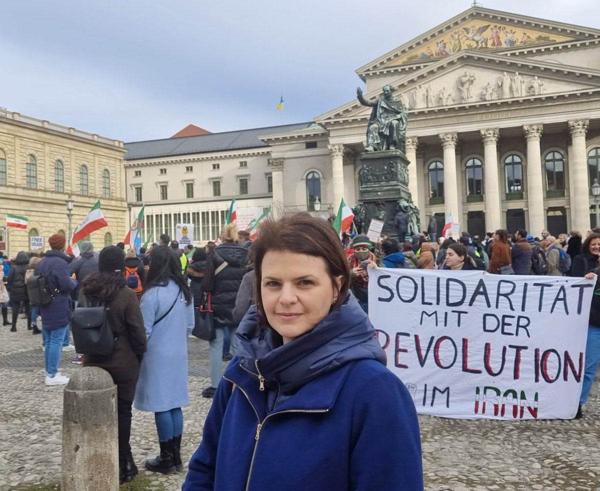 Am heutigen Neujahrsfest #Nouruz wünschen sich viele einen Neuanfang im Iran. Lasst uns die mutigen Iranerinnen und Iraner nicht vergessen, die täglich für die Freiheit kämpfen! #WomenLifeFreedom #IranWeSeeYou #FreeAllPoliticalPrisoners <a href="/HawarHelp/">HAWAR.help</a>