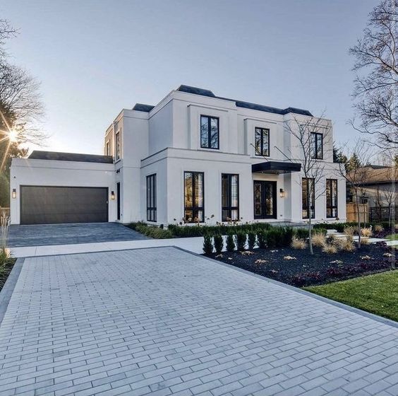 Şu yapıda oturmak lüks olmamalıydı. Bu millete kat kat betonların içinde ölmeyi layık gördüler. Oysa hepimiz emeklerimizle şu binayı yapabilecek kadar değer ürettik. Arazi rantı ve imar artışları siyasetin kirli finansmanı için kullanılmasaydı bu yapılarda oturmak hayal değildi.