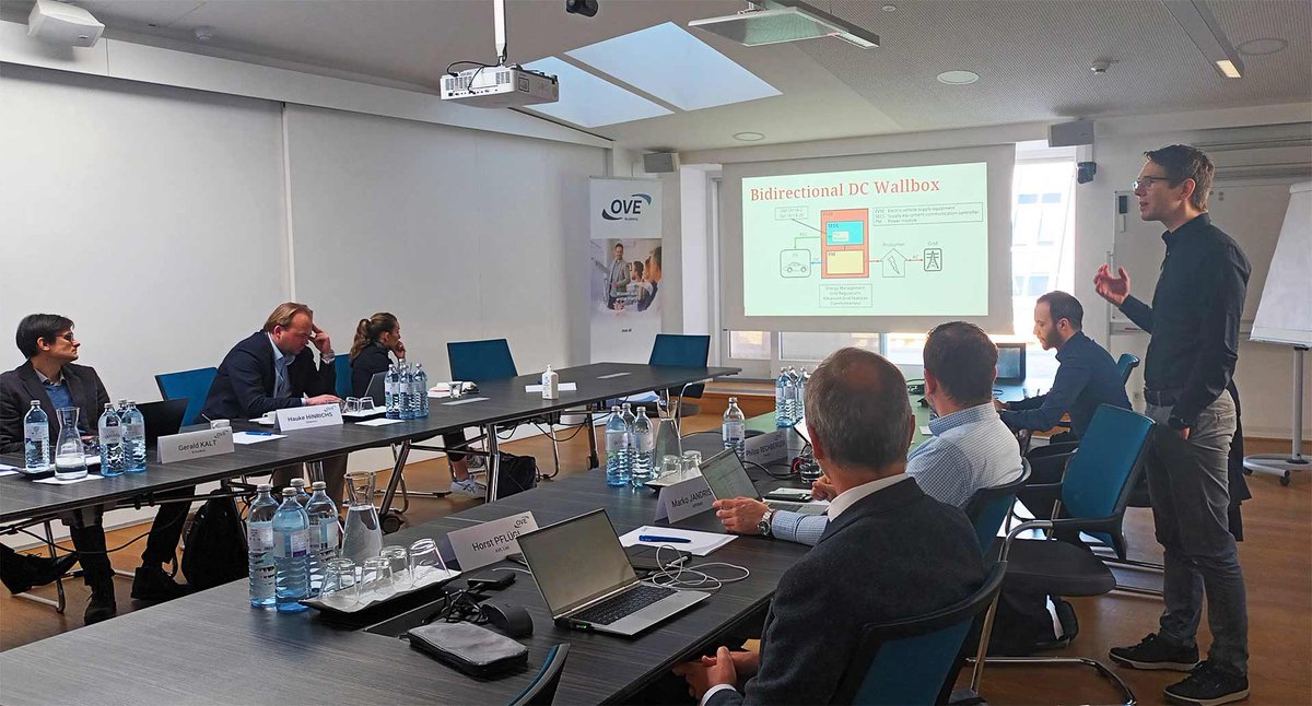 🚗 🔌 Nur 9 Prozent der Österreicher:innen wollen beim nächsten Autokauf auf reine #Elektromobilität setzen - laut Studie von Deloitte. Wie kann das erhöht werden? Das wurde beim zweiten OVE-Roundtable "Elektromobilität" diskutiert.

Mehr dazu 👉 bit.ly/3B2SkFw