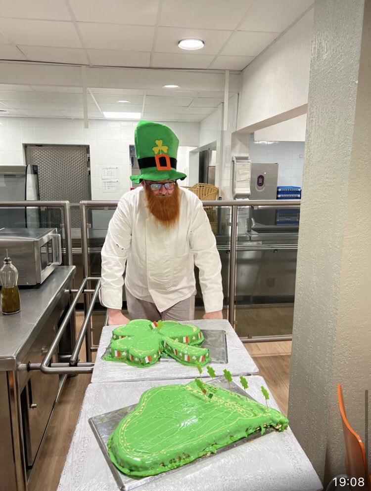 NewmanEmma2's tweet photo. Aujourd’hui bilan des actions menées pour #SaintPatricksDay☘️ 84 élèves 6e1/CM2/CM1 réunis pour des chants 🎶saynètes 🎭 jeux de société, découverte du CDI , chasse au trésor et goûter haut en couleur...VERT! 🇮🇪☘️Un moment fort pour le #cycle3 
@AnglaisAcNice @Clg_MatisseNice https://t.co/FGY4VQ4FvA