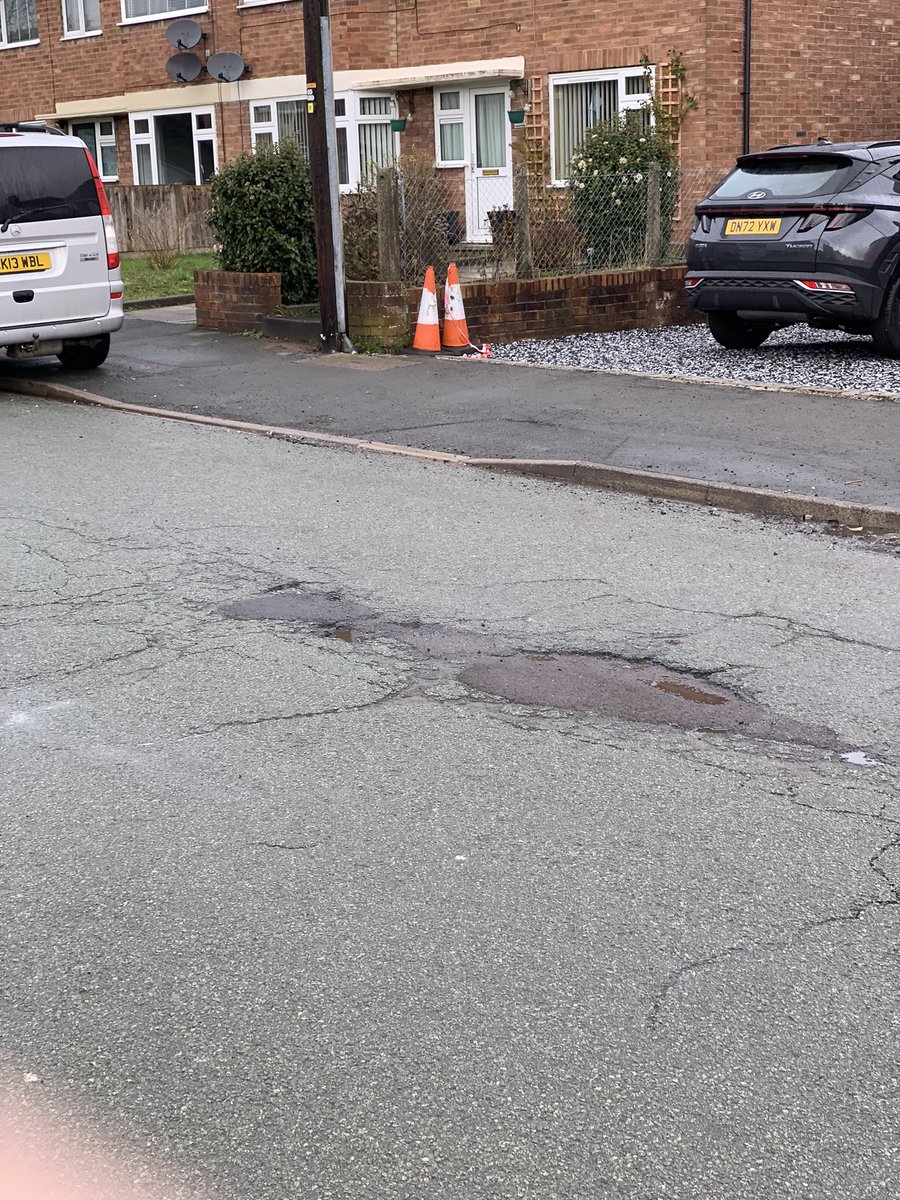 dwash100's tweet photo. @CheshireEast @CECHighways @nantwichnews @NantwichTC @KieranMullanUK Any plans to actually repair this week? https://t.co/0qnz35K81Z