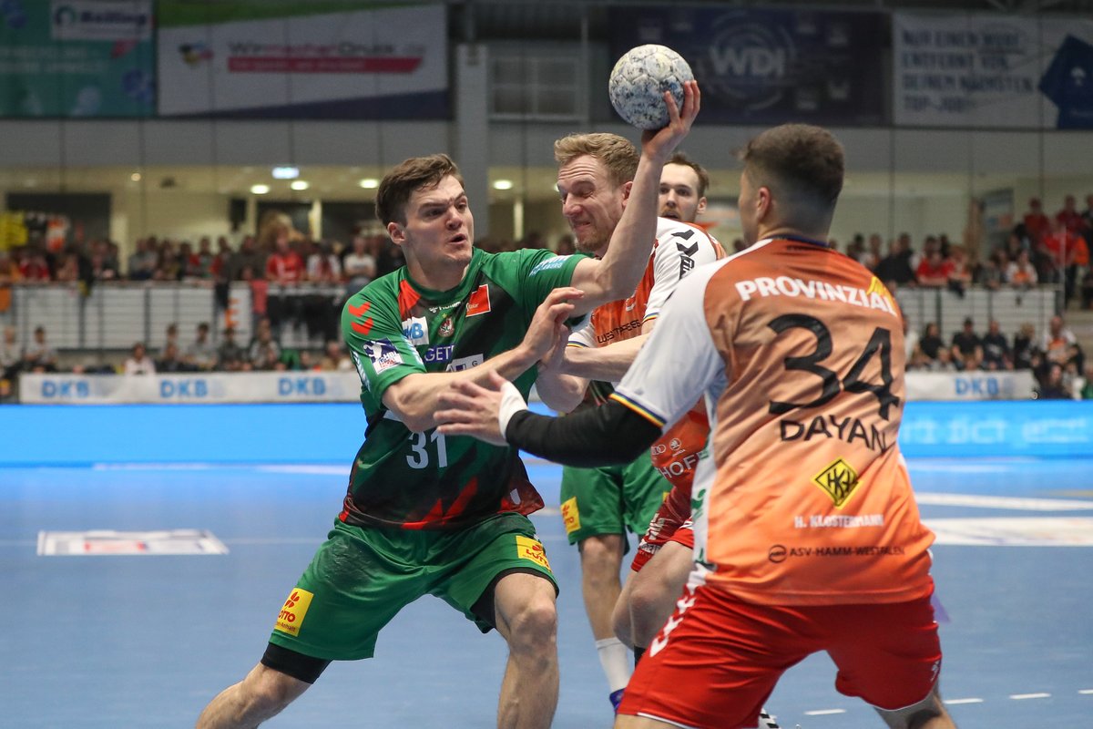 SCMagdeburg's tweet photo. Impressionen vom AUSWÄRTSSIEG 💚❤️
_____
#scmuja I 📸 Franzi Gora https://t.co/KMWwp0AzQ3